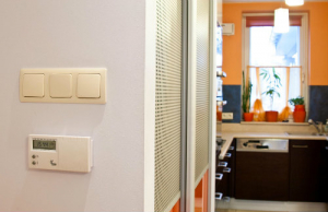 Režimy izbových termostatov – stvorené pre bežný deň aj dovolenku
