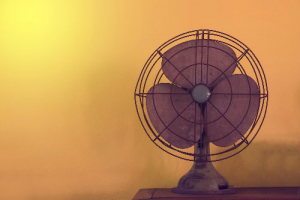 Ventilátor vs. klíma. Čo uprednostniť pri horúcich dňoch?