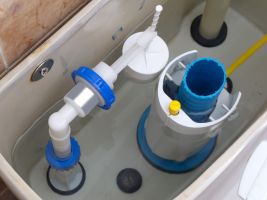 Oprava pretekajúceho wc: Ako vymeniť vypúšťací ventil?