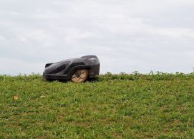 S robotickou kosačkou je kosenie hračkou. Viete, ako funguje?