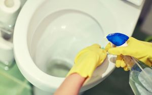 Ako vyčistiť WC od vodného kameňa? Súhrn tipov pre čistý záchod